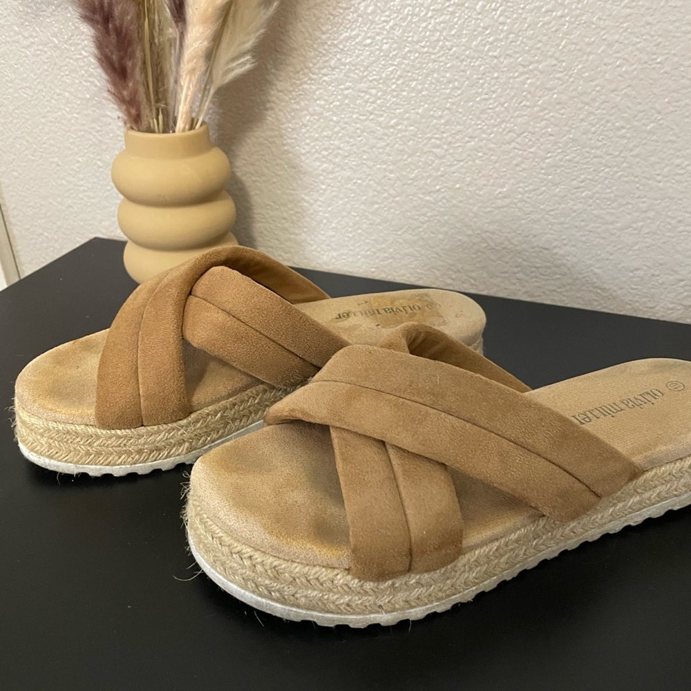 Platform sandal. - Picture 3 of 5